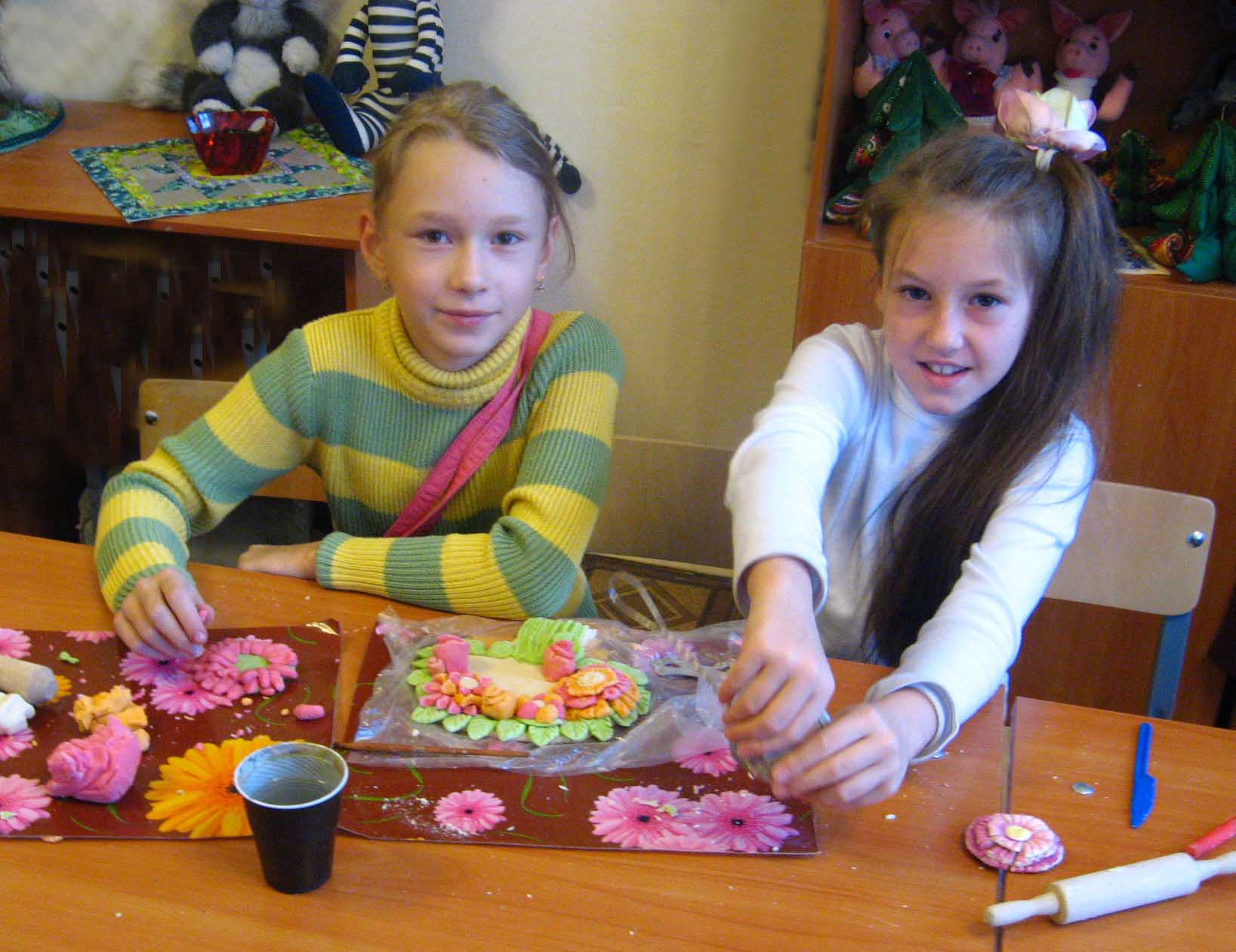 В Клинцах учат делать новогодние украшения из соленого теста